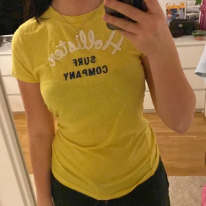 Hollister t-shirt  - Knallgul T-shirt från Hollister!  För mer info eller bilder- kontakta mig💗