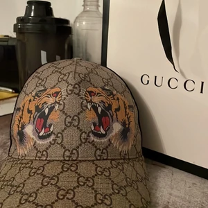 Gucci keps  -   Gucci ”tiger” cap Cond: 9/10 Storlek: XS Bud: 1800 Bin: 2000 -Allt og förutom kvitto, men kan nog hittas digitalt 
