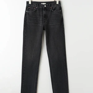 Straight jeans - Säljer dessa jeansen i Straight. Säljer då jag köpte de även fast att jag var tveksam till hur de satt på mig. De passar inte riktigt min kroppsform och kommer därför inte till användning. Byxorna är i midwaist. Endast använda två ggr 🙌🏼Köpta för en månad sedan💖  nypris 599kr från Gina tricot🥰 bilderna är från ginatricots hemsida, skicka till mig om ni vill ha privata bilder 🥰🥰 frakt: 57kr (spårbart 500g, skickas hem elr till närmsta ombud)