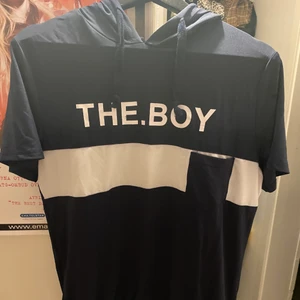 Hoddie och shorts set  - Hoddie och shorts i fint skick. Shortsen är något längre. De är i strechigt material. Katt i hemmet. Kan mötas upp i Uddevalla om ej så står köparen för frakten. 