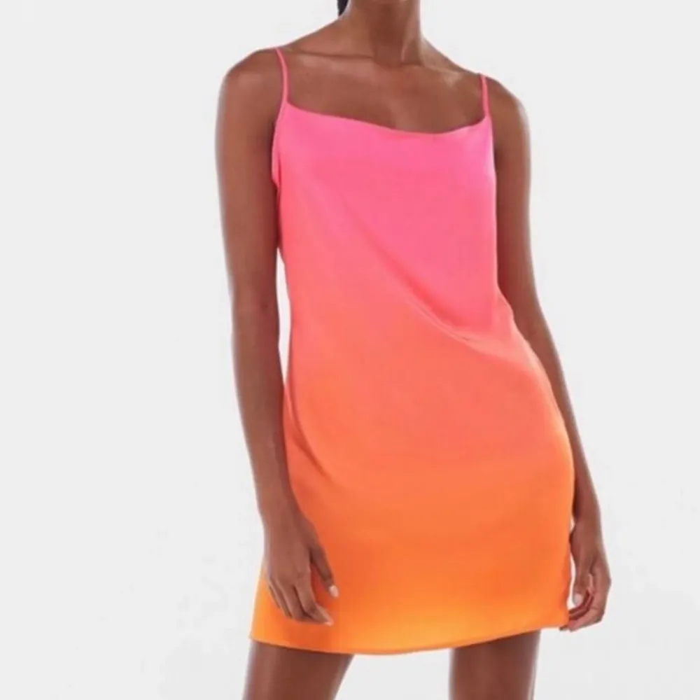 Satin klänning från Bershka i färgerna rosa och orange. Säljer pågrund av för liten för mig. Perfekt till sommaren, jag är 166cm lång och längden är bra för mig. Ny pris 199kr säljer för 99kr 💓💓💓💓 många är intresserade så dirkeköp 149kr . Klänningar.