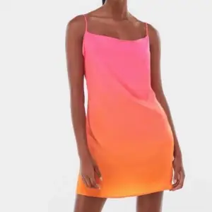 Satin klänning från Bershka i färgerna rosa och orange. Säljer pågrund av för liten för mig. Perfekt till sommaren, jag är 166cm lång och längden är bra för mig. Ny pris 199kr säljer för 99kr 💓💓💓💓 många är intresserade så dirkeköp 149kr 