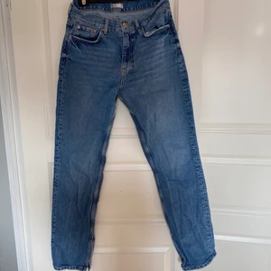 Loose jenas med slits - Ett par supersnygga loosejenas med slits på innersidan nertill. Storlek 38! Supersnygga och SKÖNA.