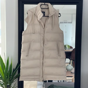 ZARA väst XS - Supersnygg väst från Zara. Helt ny och oanvänd med taggar kvar. Storlek XS. Den är tyvärr för stor för mig som är 150 cm lång och väldigt petite för referens.