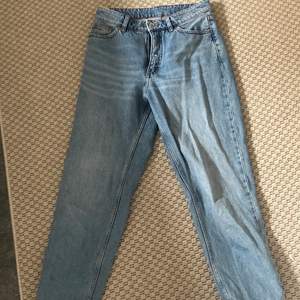 Sparsamt använda Monki taiki jeans storlek 27