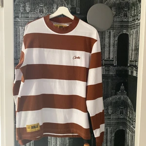 CRTZ RTW BROWN ALLSTARZ STRIPED LONGSLEEVE  - Säljer min Corteiz RTW tröja då den aldrig har och troligtvis aldrig kommer komma till användning. Färgen är brun och vit. Storleken är Medium. Tveka inte att kontakta mig om du har några frågor eller bara vill ha fler bilder. Mvh Eric