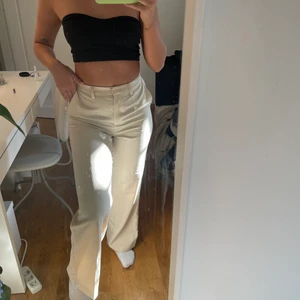Kostymbyxor - Kostymbyxor, materialet är mer som linne, jättefin beige o väldigt sköna från NA-KD 