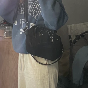 NÚNOO väska  - Hej säljer denna väska i märket NÚNOO då den ej kommer till användning längre💗, väskan är i väldigt fint skick då jag inte använt den så mycke. Köptes i nyskick för 1099kr. Frakten står köparen för💗🌼