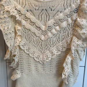 Zara topp volanger - Säljer min zara topp som köptes i december, använd 2-3 gånger och har inga defekter på användning. Du betalar plaggets kostnad plus frakten som ligger på 40kr.