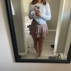 Storlek s - Säljer denna mörk beiga kjol då den tyvärr inte kommer till så mycket användning. Den är i storlek s och jag är 160 som referens. 70kr +frakt, pris kan diskuteras