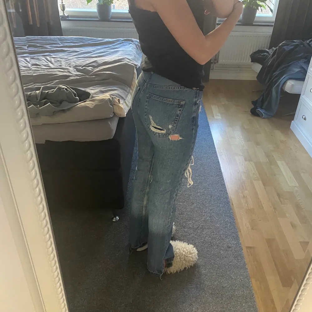 Säljer mina sjukt snygga favorit jeans med snygga slitningar!! Helt skyddad sålda. . Jeans & Byxor.