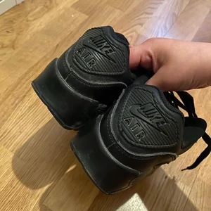 Säljer dessa skor - Säljer dessa skor köpte dom för 1200 men säljer dom nu jätte billigt tidigare försökt sälja dessa men inte någon som velat ha dessa så säljer dom nu jätte billigt så ja bara blir av me dom 