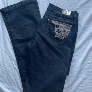 Coola oanvända bootcut jeans med detaljer på bakfickorna!! Frakt tillkommer💕