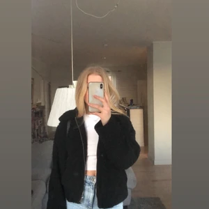 Jacka - Jättefin svart teddyjacka med fickor🖤🖤 passar perfekt nu till våren!! Köpare står för frakt