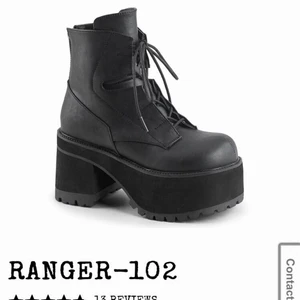 Demonia ranger 102 platåskor  - Svarta platåskor, kängor, snörning + dragkedja bak. Nya Provade en gång inomhus av förra ägaren + 1 gång inomhus av mig Det står att det är storlek 40, UK 7,  men jag skulle säga att de är i storlek 41, och de är rätt rymliga inuti, därför skulle jag säga att de har unisex passform...  veganskt ”läder” .  Köpte för 900ink frakt, men de är för stora för mig.. säljer för samma pris.. (:  Klack (cm): 9.5 Platå/sula (cm): 6  Nypris (i början av januari på demoniacult.com): 1200 + frakt 300 = 1500 kr