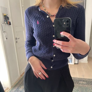 Ralph lauren cardigan  - Jättefin Ralph lauren kofta i BRA skick! Igentligen för barn (12-14) men sitter perfekt på mig som är s !! 