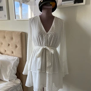 Studentklänning med trumpetarmar  - Finaste långärmade studentklänningen! Så fint material och armarna är sååå fina!! Man kan spänna midjan så klarningen passar både 24,36 men även en mindre 38!