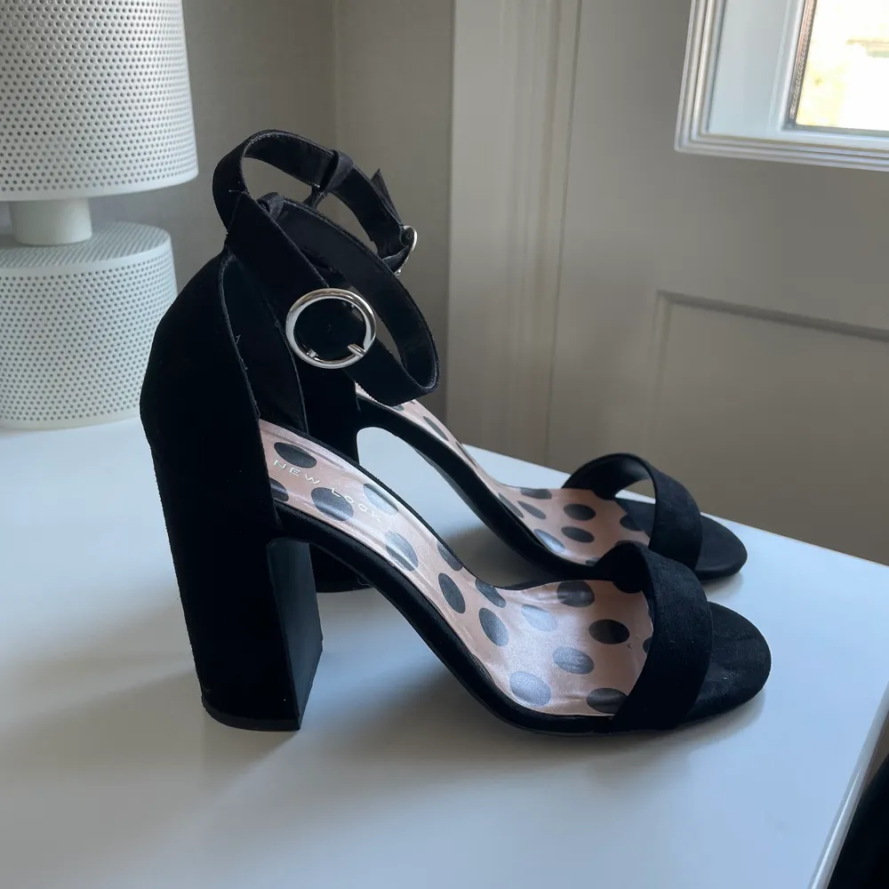 Klackar från New look, använda 1 gång, är som nya, höjden på klacken är 10cm . Kengät.