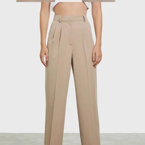 Beige kostymbyxor - Raka kostymbyxor med långa ben och högmidja. Sitter super fint! Använd ett fåtal gånger💕