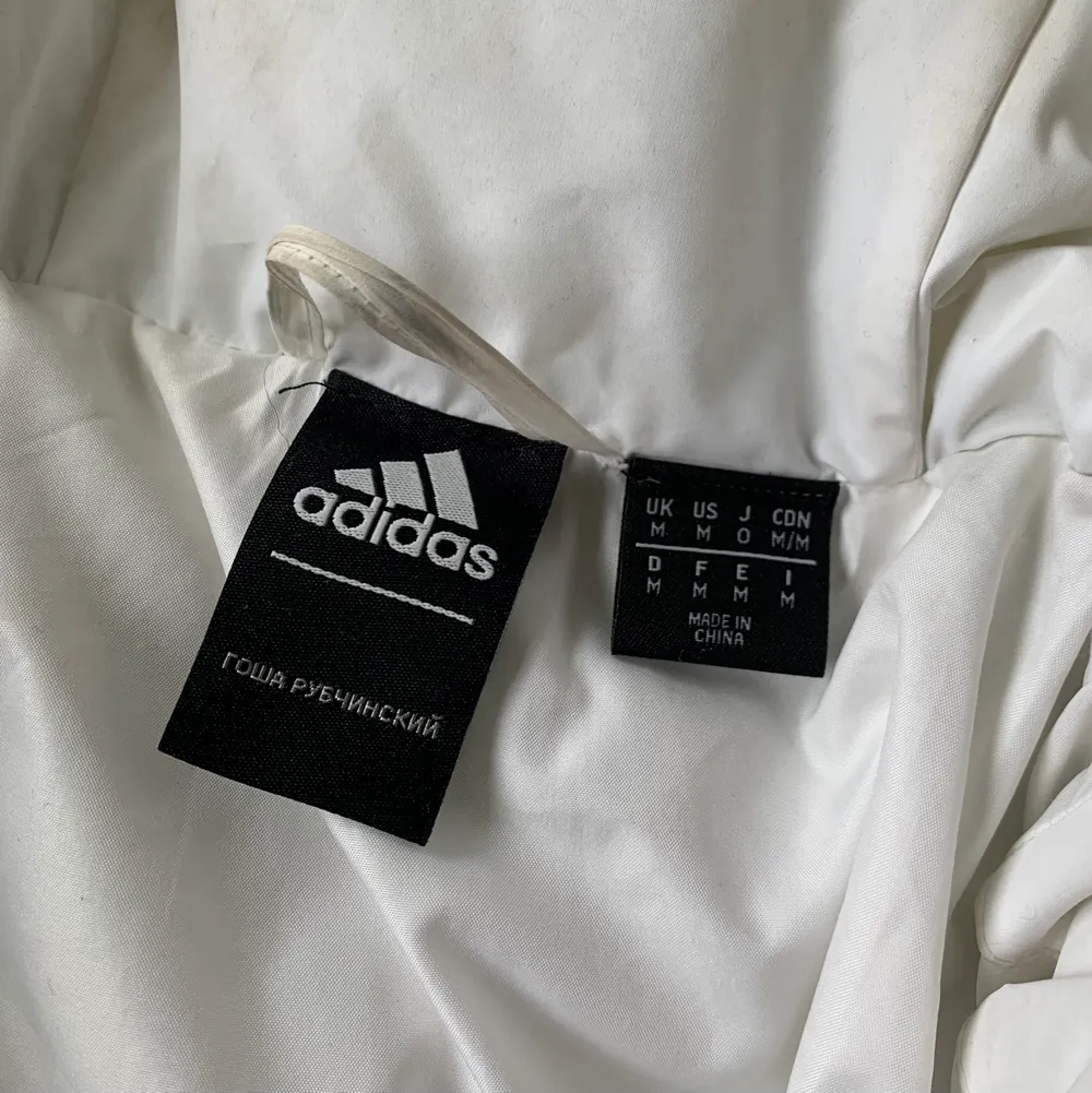 Adidas Originals x Gosha Long Puffer Jacket in size M. Fits quite oversized. I’m 180cm and I feel like I’m in a sleeping bag when I wear it. Great condition, a bit dirty but I’ve lowered the price so u can get it dry cleaned. Very good price for you.. Jackor.