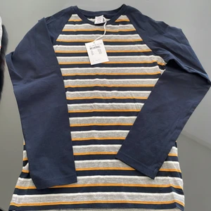 Polarn O.Pyret - Tuff Killtröja från Polarn O.Pyret lappen sitter kvar helt ny, oanvänd, storlek 10-12år (nypris 249:-)