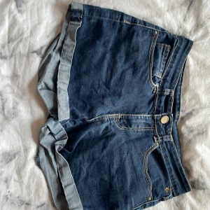 För små - BLÅA JEANS SHORTS 