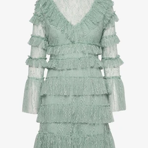 By Malina Grön Klänning XS/34 - Använd endast nån timme, fler bilder kan skickas, skick som ny! Yttermaterial: 100% polyester, Foder: 97% polyester, 3% spandex