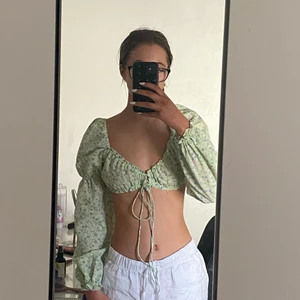 Sommartopp - Säljer denna söta sommartopp då det inte är min stil längre. Köpt på hm för 200 kr och är endast använd 1-2 gånger. Privat för mer bilder.