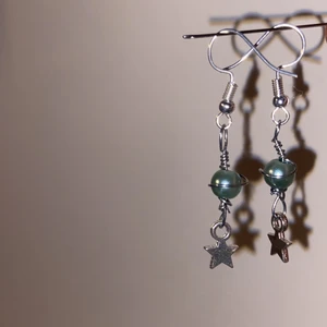 Örhängen - Handgjorda örhängen som föreställer planeter med stjärnor under 🪐 ⭐️  Finns i olika nyanser i blått och grönt, kund står för frakt