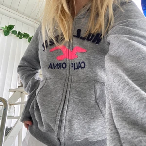 Hollister hoodie - Zip hoodie ifrån Hollister. Strl L men sitter bra på mig som brukar bära XS/S🫶🏼