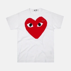 Cdg play t-shirt - Säljer min cdg play t-shirt i storlek M. Säljer för 500 kr, pris kan diskuteras. Köpare står för frakt 