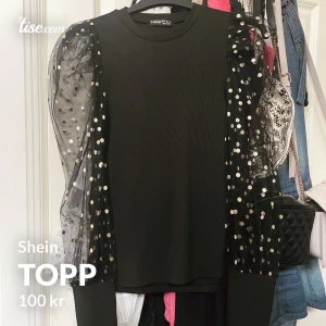 Topp med organza - Svart topp med organzaärmar i strl M från Shein. Endast provad. Finns i Västerås men kan skickas, köparen står för frakten.