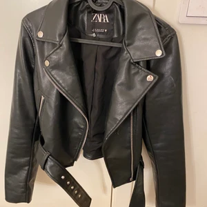 skinnjacka  - skinnjacka från zara. jätte bra skick. andvönd fåtalggr!! köpt för 700. priset är diskuterbart 
