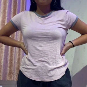 Rosa och grå topp från New yorker - Jätte mysigt material som är riktigt stretchigt, från New yorker, Passar storlek L förmodligen då den är så stretchig men lovar inget, verkligen jätte skönt material 💕