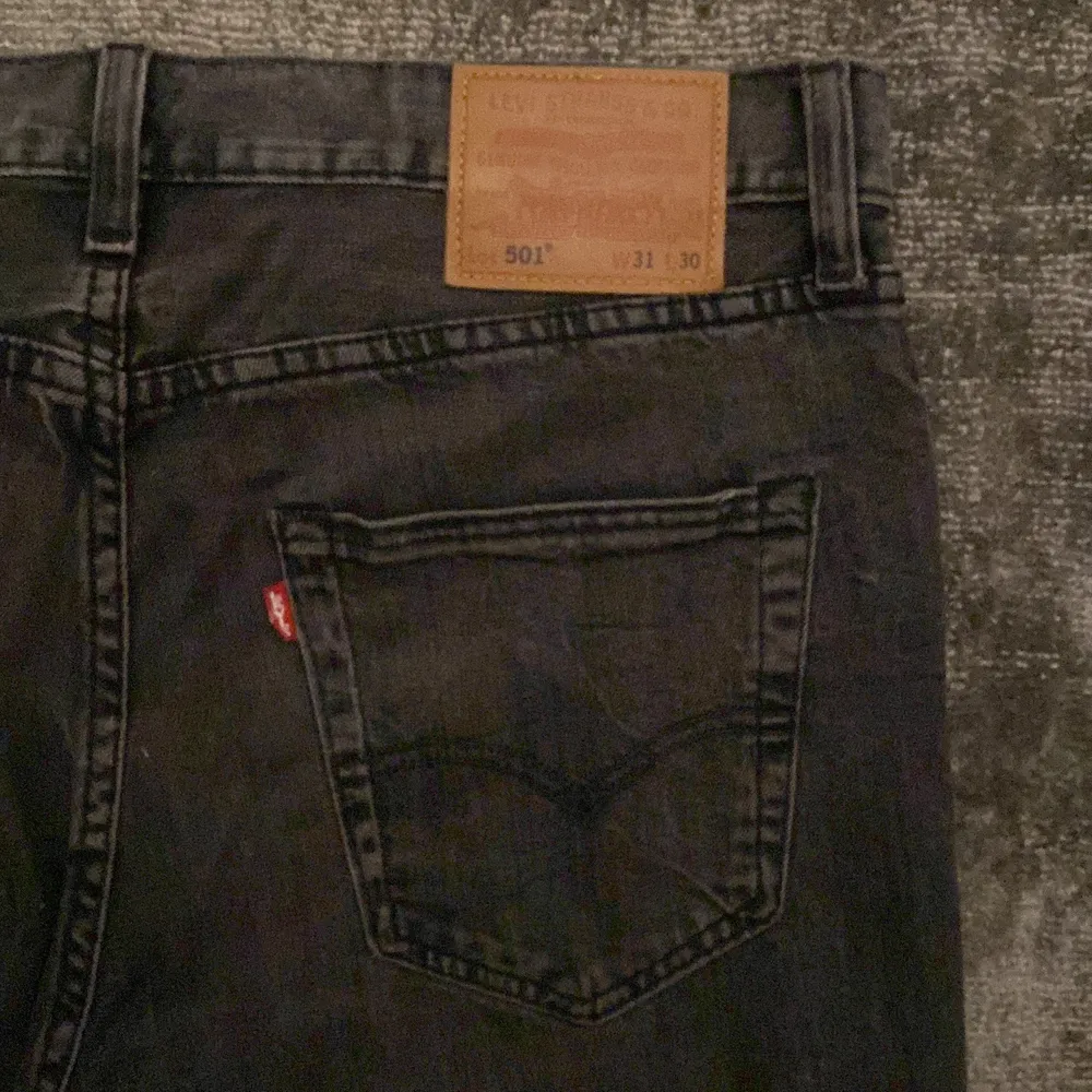 Ett par mörka levis 501 jeans. Är för små för mig är inprincip i nyskick. Nypris är 1200kr . Jeans & Byxor.