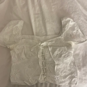 Vit topp - Säljer denna skitfina vita topp!!💕💕