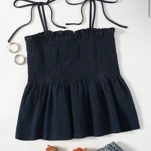 Den trendiga sommar toppen!  - Nu säljer jag den trendiga sommar toppen! Aldrig använd, inga skador eller så. Utropspri: 30kr inkl frakt! 