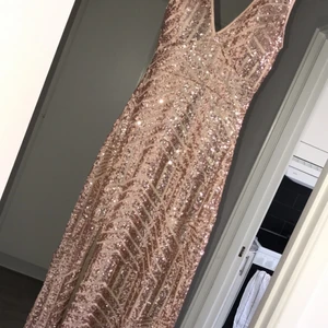 glittrig fest klänning💗 - ljus rosa festklänning, väldigt bra skick💗