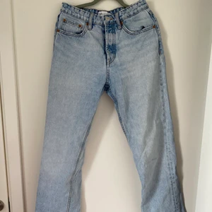 Zara jeans - Zara jeansen i midrise och superfin ljus tvätt! Tyvärr har de blivit något korta på mig och fått en liten slitning i sömmen💗