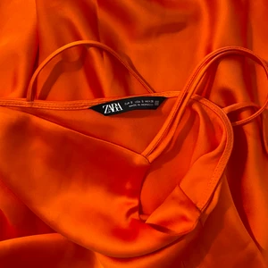 Satinklänning - Lång satinklänning med slits från Zara!! 