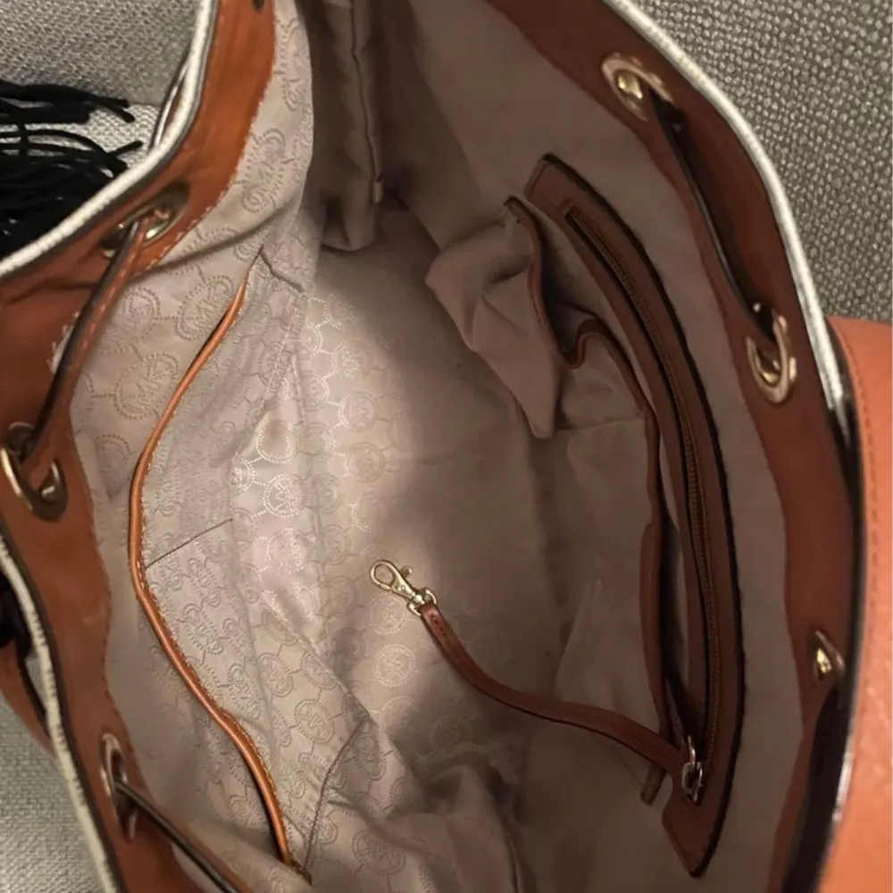 Jules Drawstring Shoulder Bag, fin fint skick! Har även passande skor med samma mönster i annan annons. Väskor.