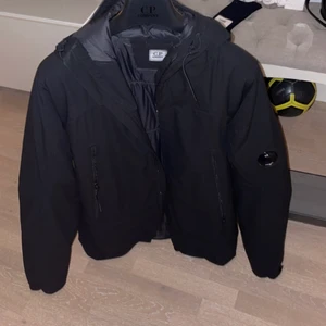 Cp Company Vinter Jacka - Cp Company Vinter Jacka i storlek L i väldigt bra skick. Möts endast i Stockholm. Nypris: 4300kr Vid snabb affär 2000kr