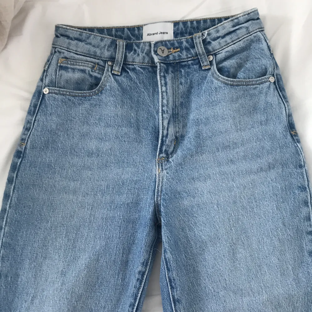 Ursnygga croppade jeans från Abrand!! Strl 25, nyskick!! DM för mer info mm Orginal pris 999. Jeans & Byxor.