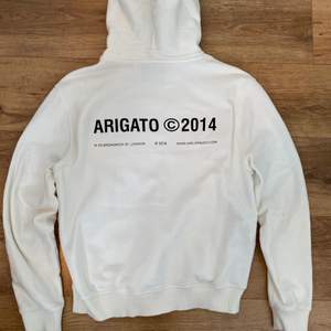 En vit Arigato hoodie i modellen London i storlek xs men passar som en S. 