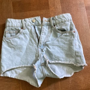 Jeans shorts  - Ganska korta inte mycket använda