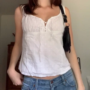 Vit topp - 💘 KLICKA INTE på köp nu, kontakta mig vid intresse 💘 Så söt topp/linne med broderade små blommor från märket Att! Är i stl 38 och är lite för stor för mig, skulle nog bäst passa en större S 