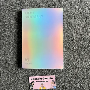 BTS Love yourself ver E - Hej!   Säljer denna BTS album! Som ni ser så har jag tejpat några sidor så de inte ramlar av:( men annars är albumet super fint!