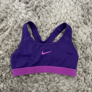 Nike sport-bh - Lila sport-bh från Nike i storlek XS. Fint skick, hittar ingenting att anmärka på 💜