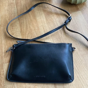 Kuvertväska Carin Wester  - Knappt använd kuvertväska från Carin Wester 25*15 cm med ställbar rem. Skickar med frimärken för 45:-