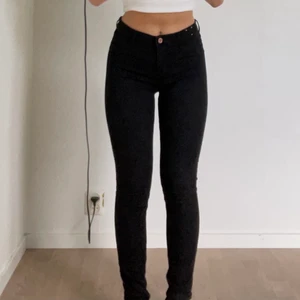 Lågmidjade jeans - Lågmidjade svarta jeans från märket &denim, jag är 155cm🤍köparen står för frakten på 66kr🤍